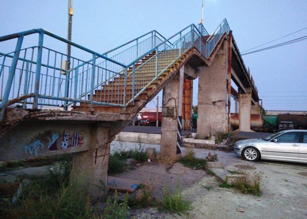 Începe demolarea pasarelei pietonale din stația CFR Aradul Nou