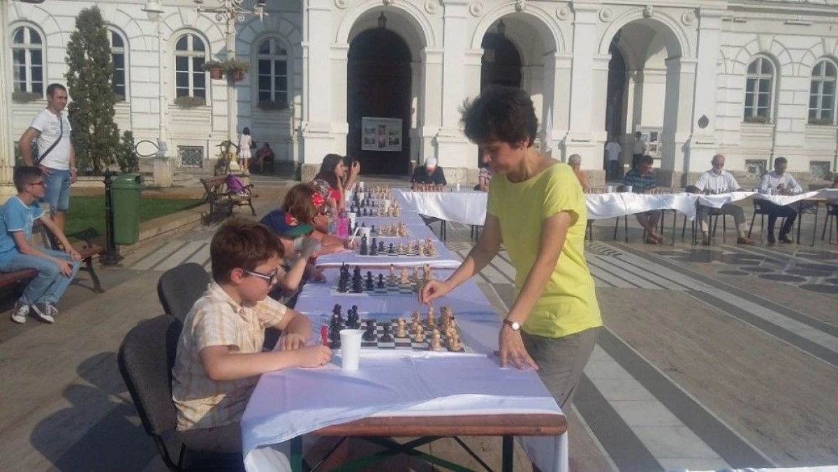 INCEPE FESTIVALUL DE SAH AL ARADULUI. SIMULTANUL DIN FATA PRIMARIEI, UN SUCCES
