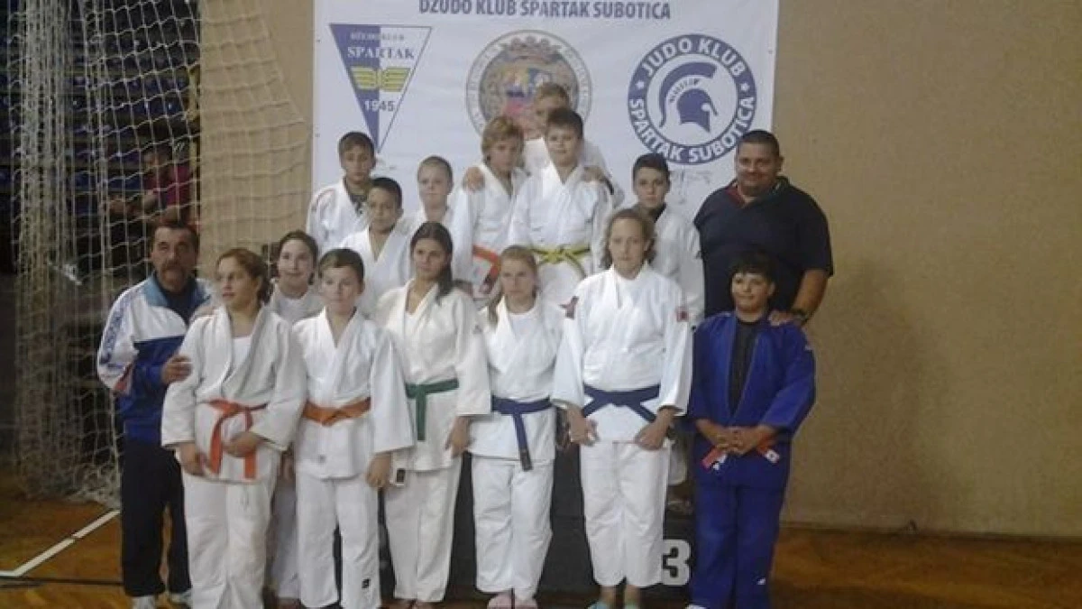 INCEPUT DE TOAMNA CU MEDALII ARADENE PE TATAMI