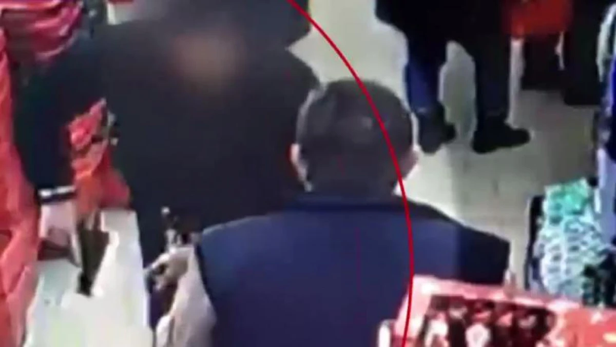 Incident tragicomic într-un supermarket din vestul țării. Angajații, amenințați cu un pistol de jucărie