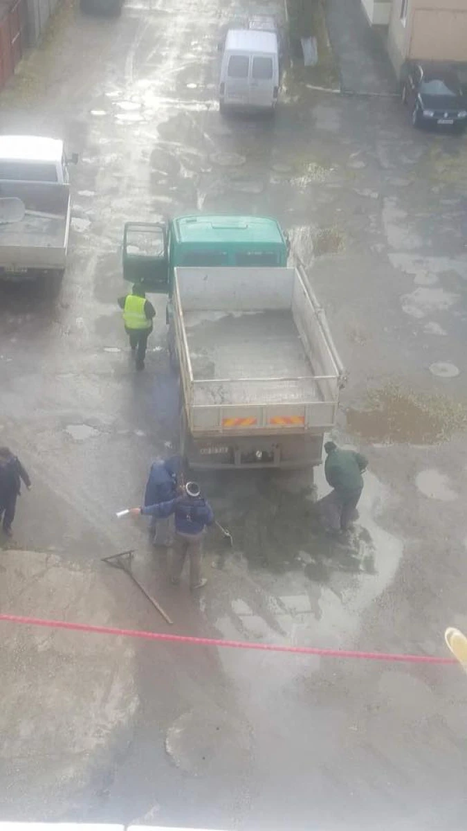 INCREDIBIL! Au “modernizat” gropile pline de apă din Micălaca!