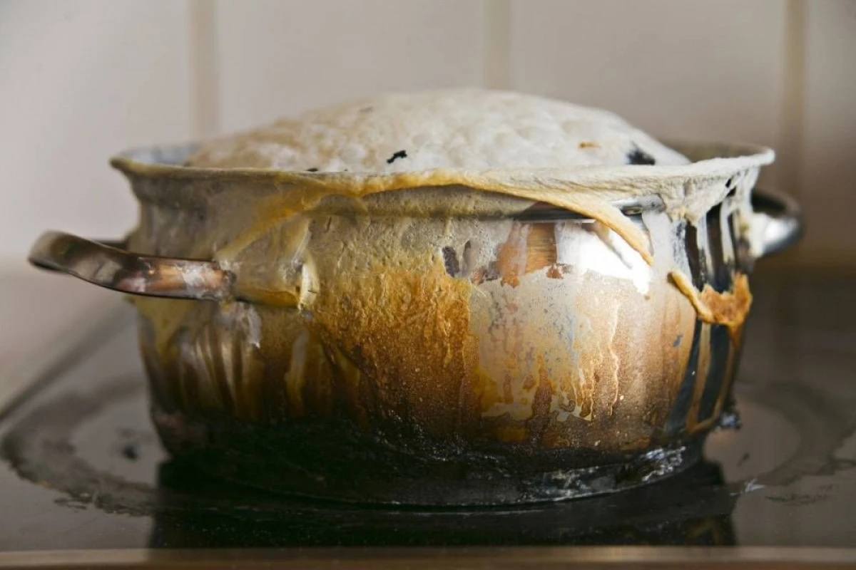 INGREDIENTE NATURALE CU CARE PUTEM CURĂŢA OALELE ARSE