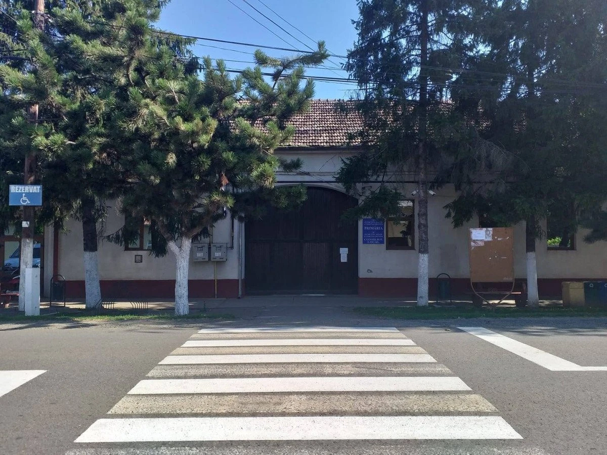 Injurii și scuipături, mai rău ca la ușa cortului, la primăria Șeitin: protagoniști sunt secretarul și viceprimarul