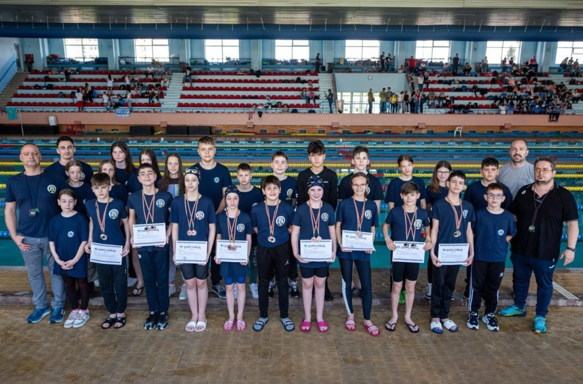 Înotătorii Gloriei Arad au urcat de șase ori pe podium la Campionatul Național Școlar