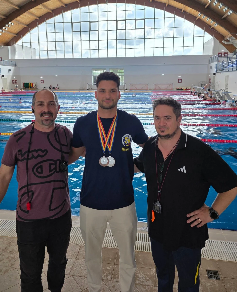 Înotătorul Lazăr Nicolae, de la CSȘ Gloria Arad, a cucerit două medalii la Campionatul Național Universitar