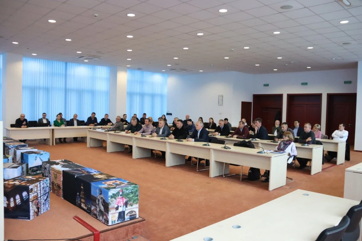 Întâlnire la CJA cu reprezentanții a 45 de primării, despre proiectele finanțate prin Fondul Național de Mediu