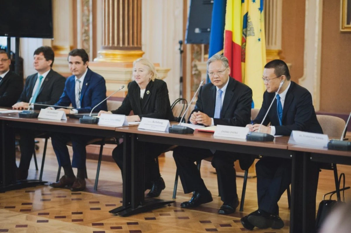 ÎNTÂLNIRE OFICIALĂ CU AMBASADORUL CHINEI, LA PRIMĂRIA ARAD