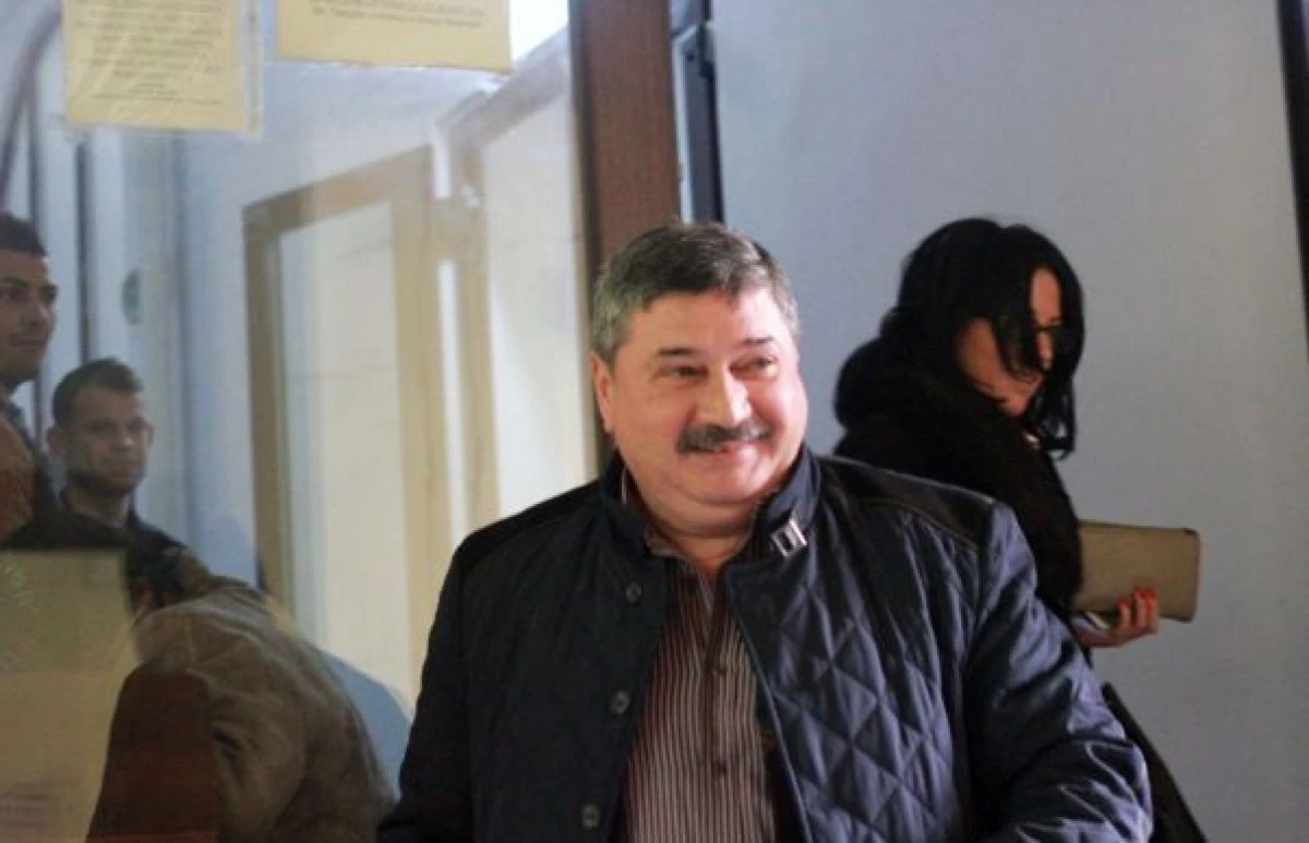 INTERLOPI, PROCURORI SI COMISARI SEFI, PRINSI IN RETEAUA CASELOR VANDUTE ILEGAL