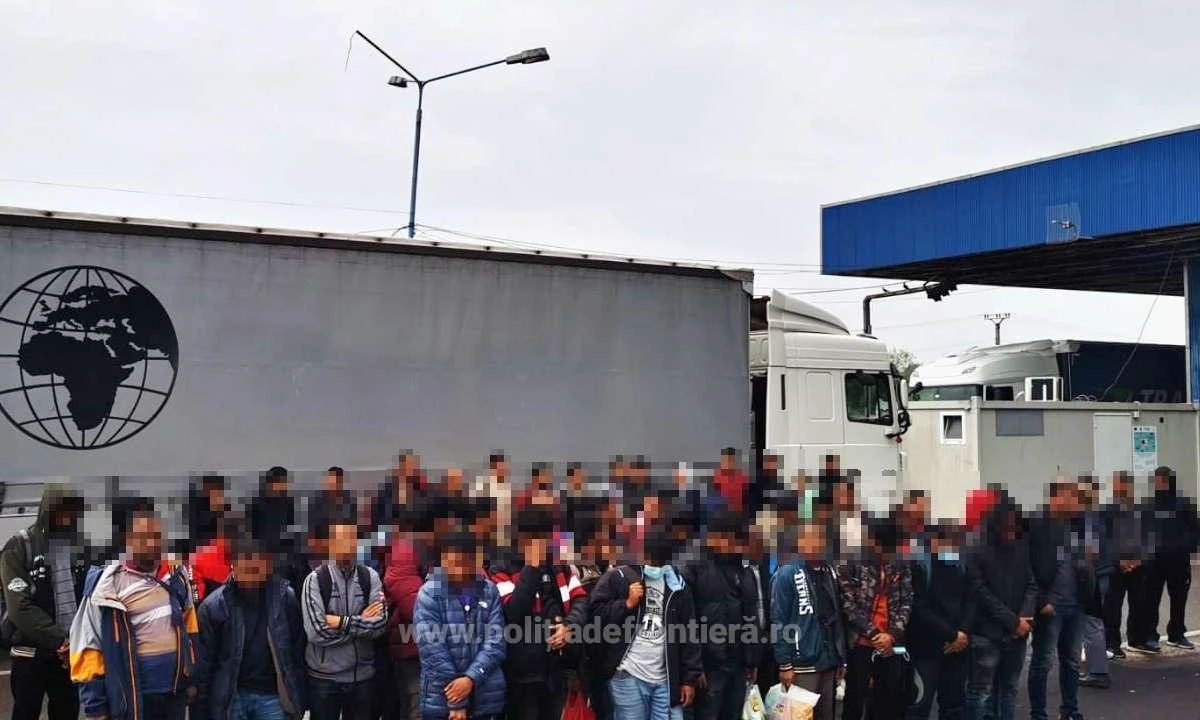 Într-un singur TIR au fost descoperite ascunse 54 de persoane, la PTF Nădlac II
