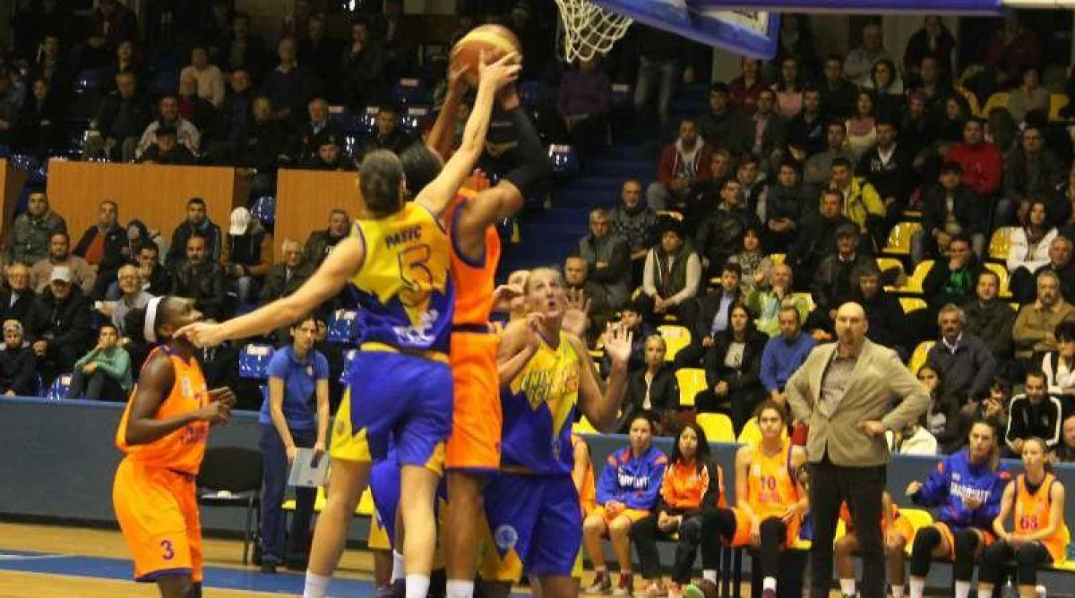 ÎNVINSE ÎN “EL CLASICO”: CSM TÂRGOVIŞTE - ICIM ARAD 59-52