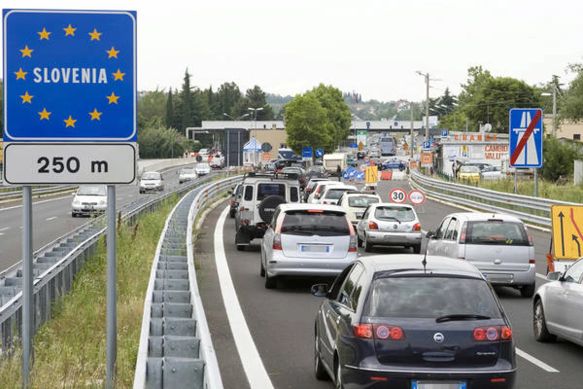 Italia a restabilit controalele la frontiera cu Slovenia