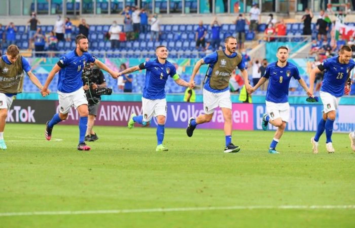 Italia egalează un record vechi de 82 de ani! Ţara Galilor merge şi ea în optimi