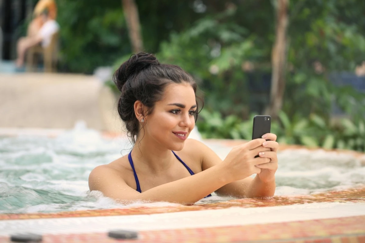 Jacuzzi exterior sau piscină? Ce alegi pentru curtea ta în 2026?