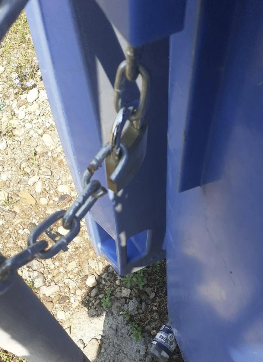 „Jaful secolului“' la Arad. Hoții au furat tomberoanele de gunoi de pe marginea drumurilor naționale