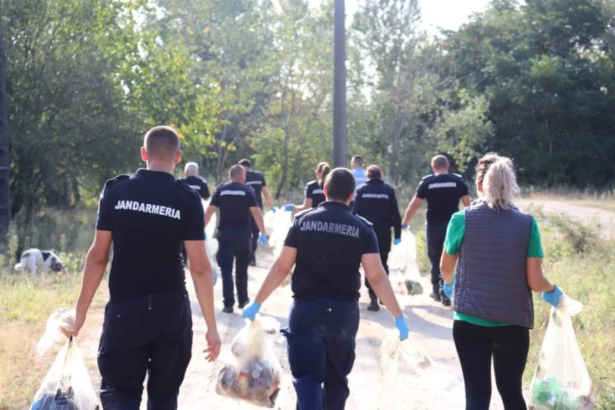 Jandarmeria Arad a răspuns ??????? la "Ziua de curățenie Națională 2023"