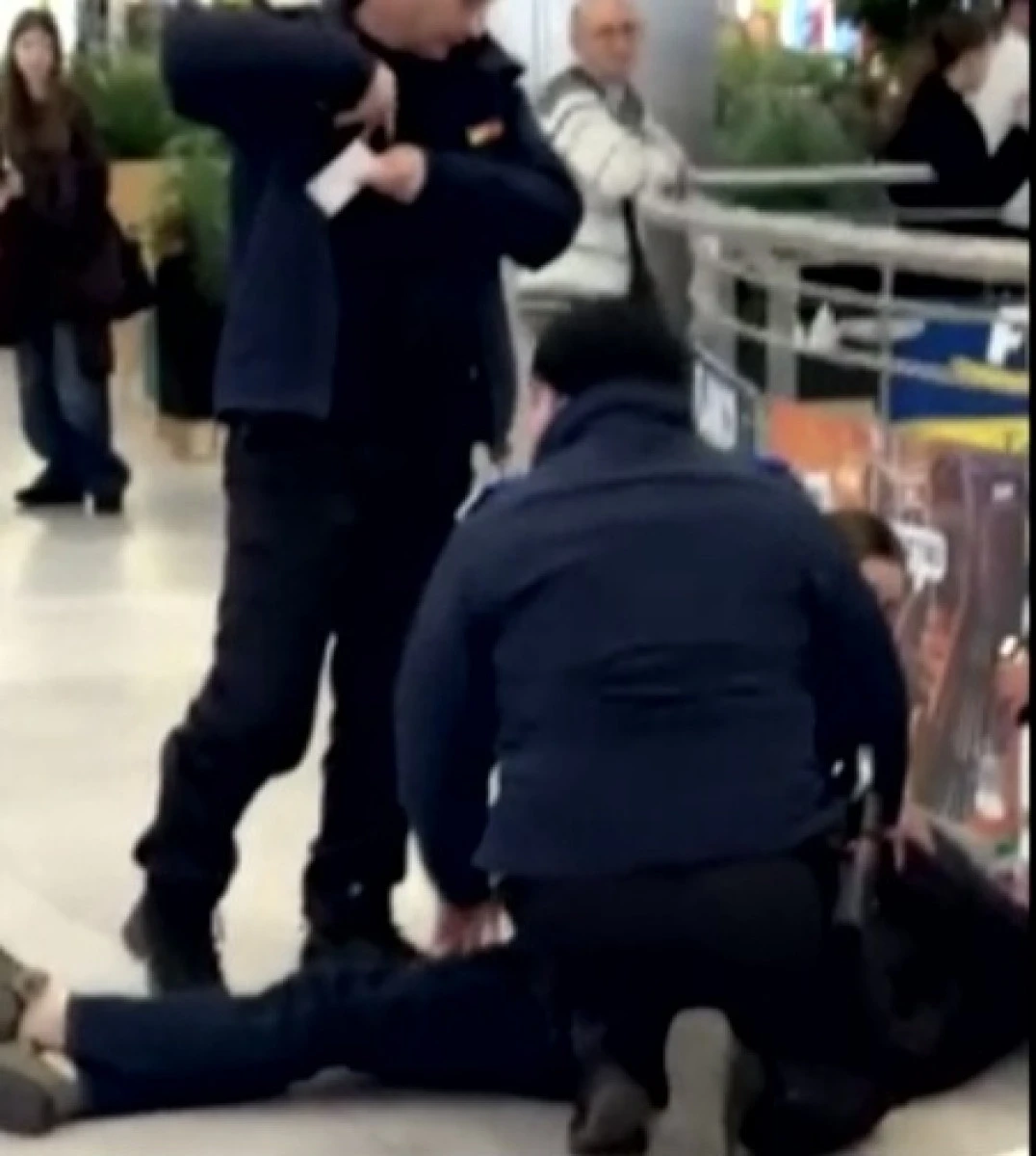 Jandarmii arădeni au acordat primul ajutor unui bărbat căzut pe scările rulante într-un complex comercial