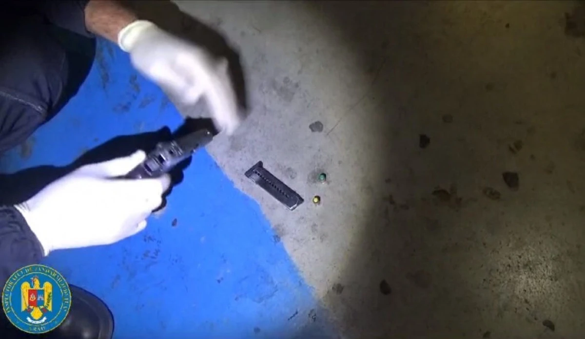 Jandarmii arădeni au găsit un pistol asupra unui bărbat, în parcarea unui centru comercial