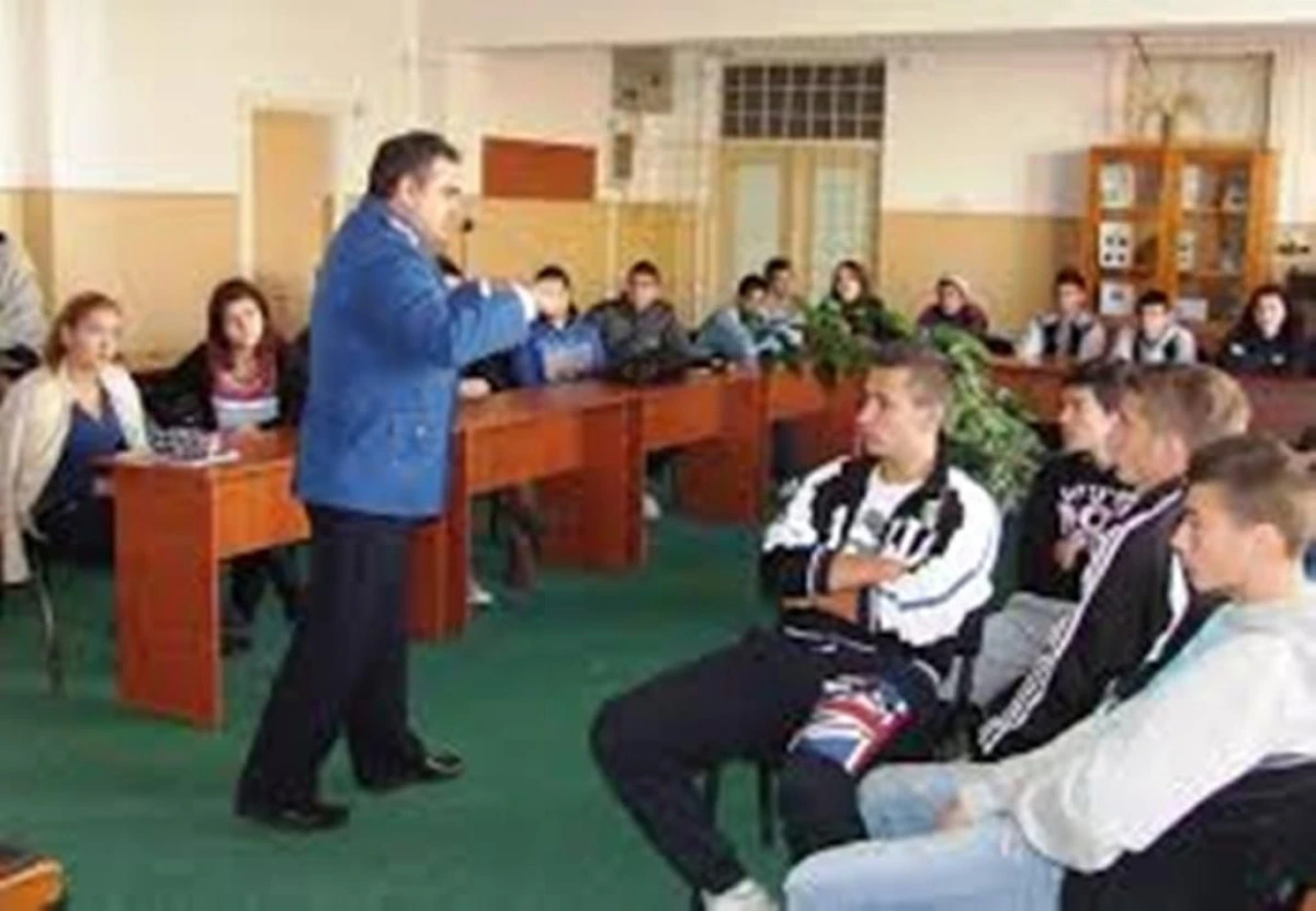 JANDARMII ARADENI AU ORGANIZAT ACTIUNI CU CARACTER PREVENTIV IN SCOLI