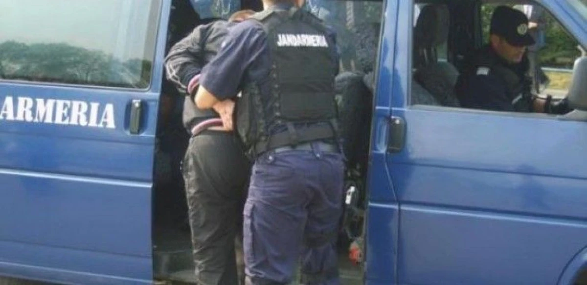 Jandarmii arădeni au prins trei tineri care au furat o mașină din Timișoara