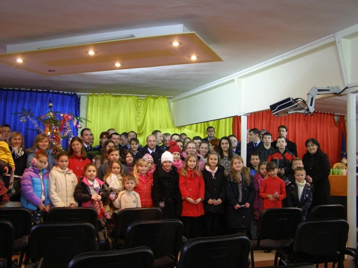 Jandarmii arădeni, colindați de copiii din Vladimirescu
