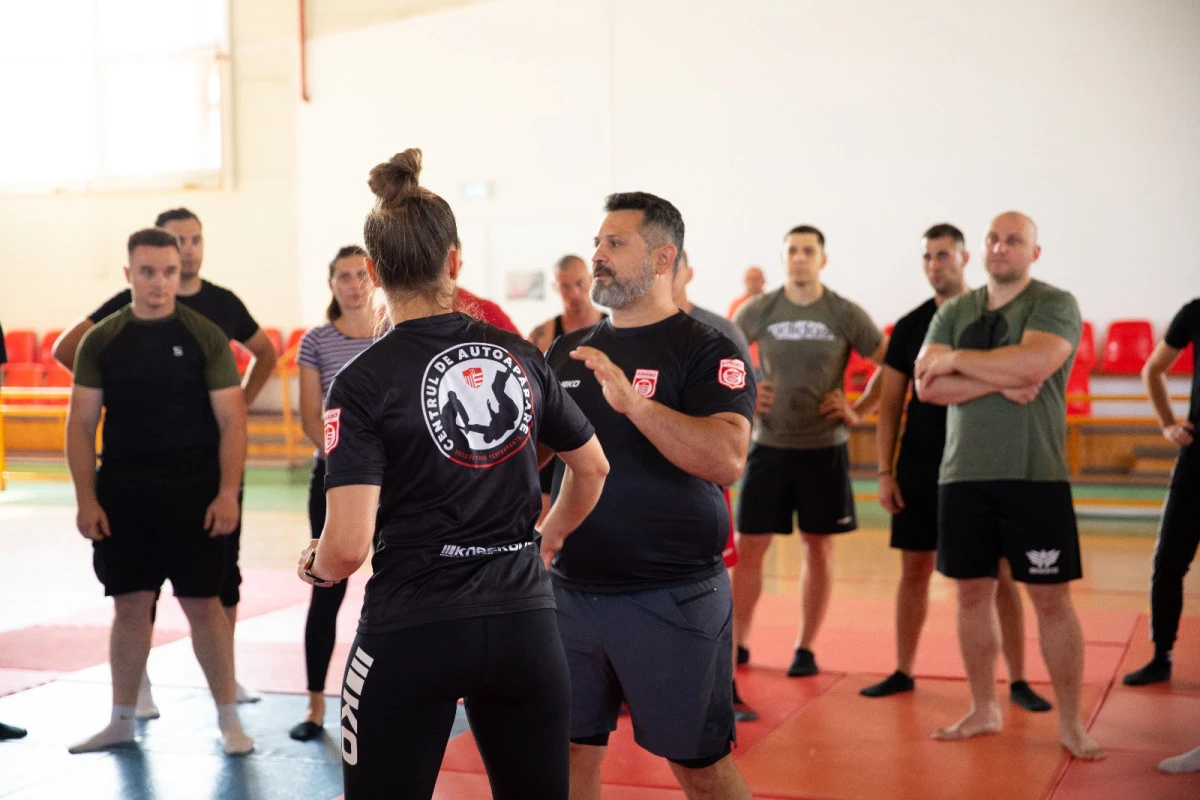 Jandarmii arădeni își perfecționează tehnicile de autoapărare alături de instructorii CS Dinamo