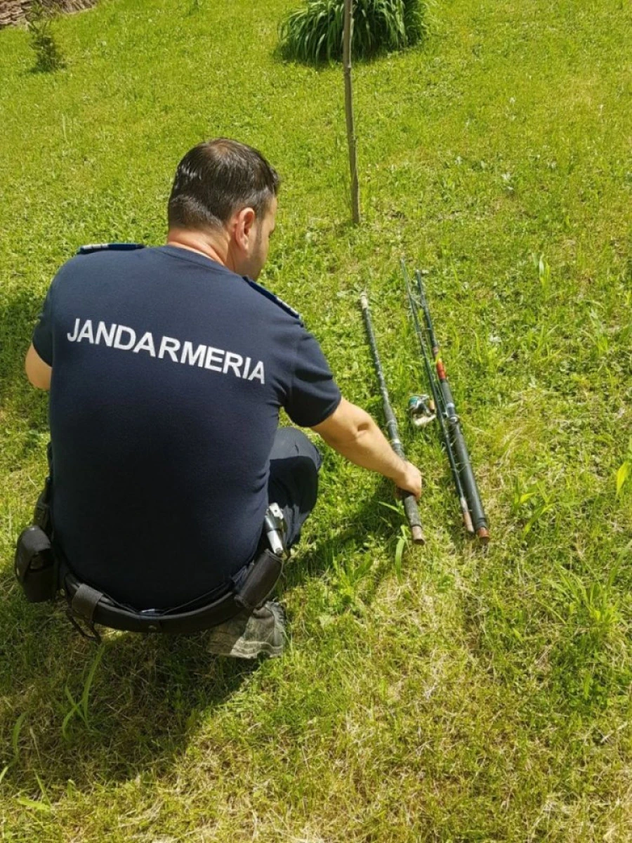 Jandarmii au prins o persoană care pescuia cu unelte interzise