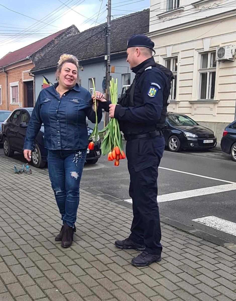 Jandarmii din orașul Lipova au oferit lalele roșii doamnelor și domnișoarelor de 8 martie