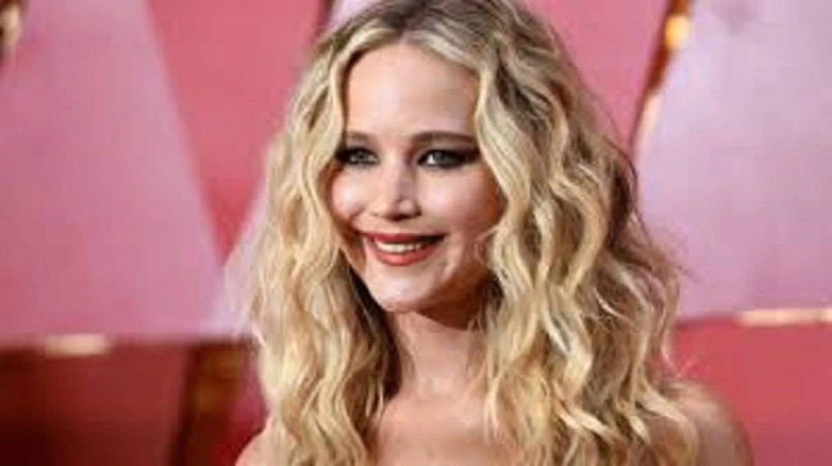 Jennifer Lawrence s-a logodit