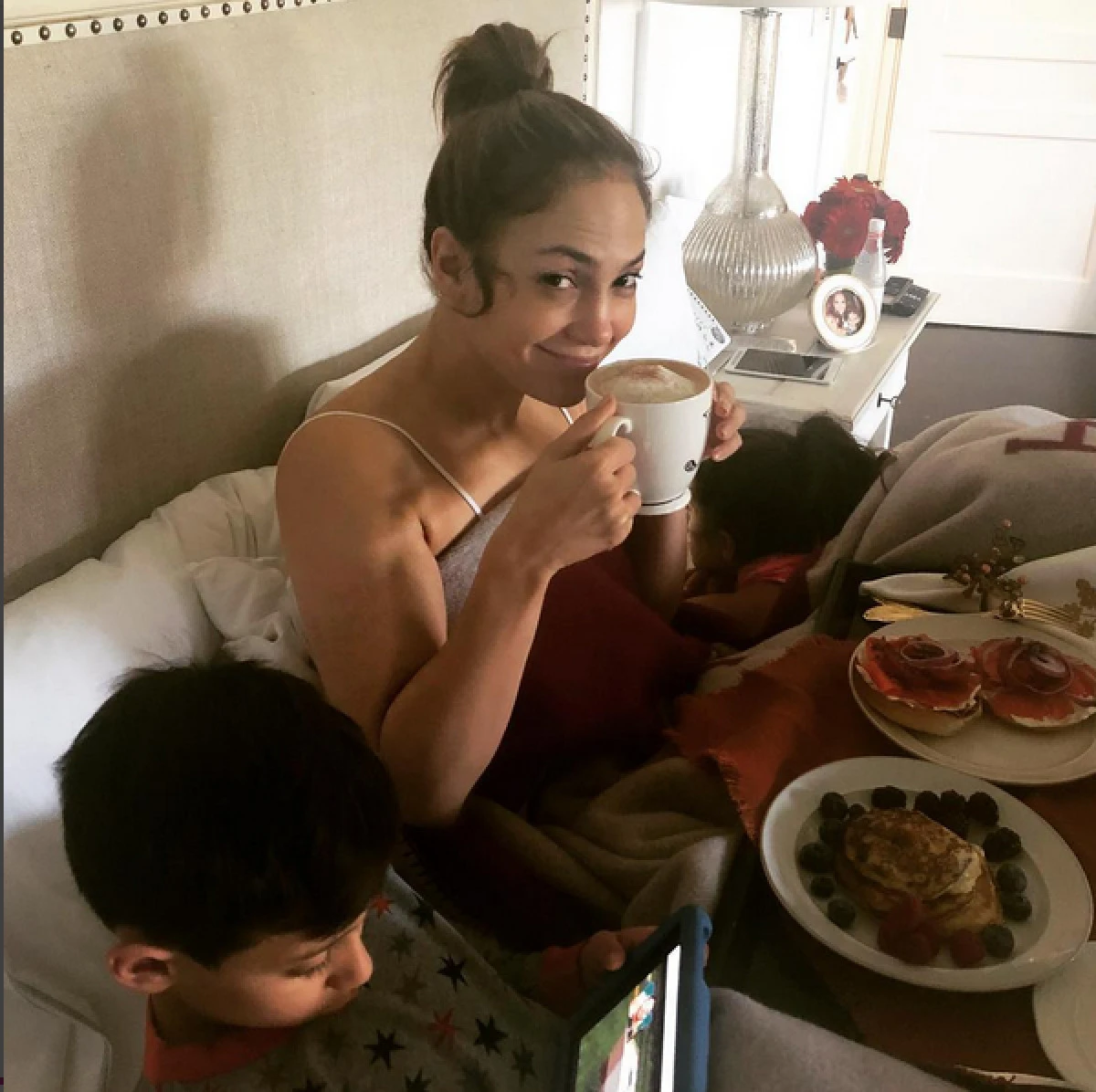 Jennifer Lopez, impecabilă la 48 de ani