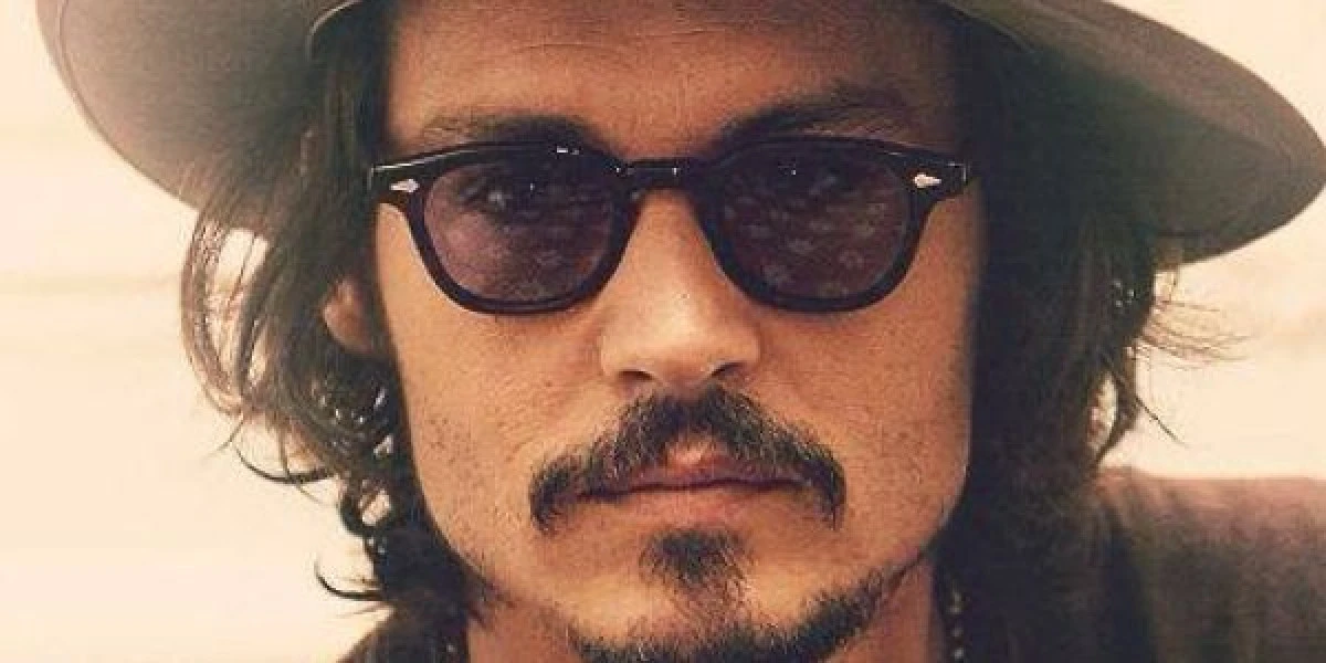 Johnny Depp plătește sute de mii de dolari pentru replicile șoptite în cască