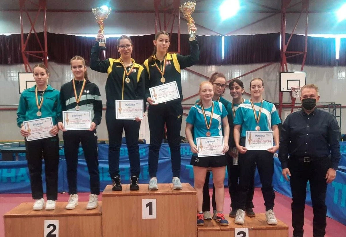 Jucătoarele de tenis de masă Irina Rus şi Adela Strună, pe podiumul naţional la tineret