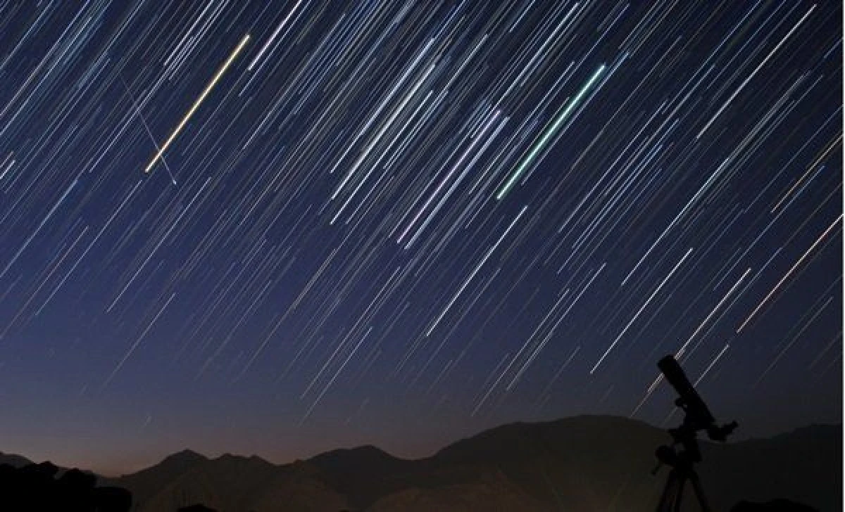 JUMATATEA LUNII APRILIE DEBUTEAZA CU UN SPECTACOL DE METEORI LYRIDE