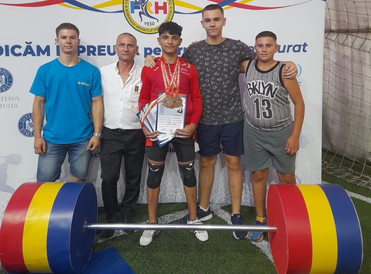 Juniorii CSM-ului au cucerit 12 medalii la finalele naționale de haltere, de la Arad