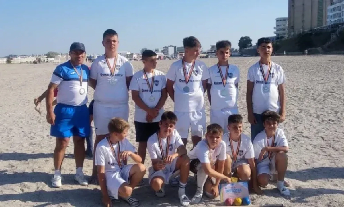 Juniorii III ai celor de la Șoimii Șimand sunt vicecampioni naționali la oină pe plajă