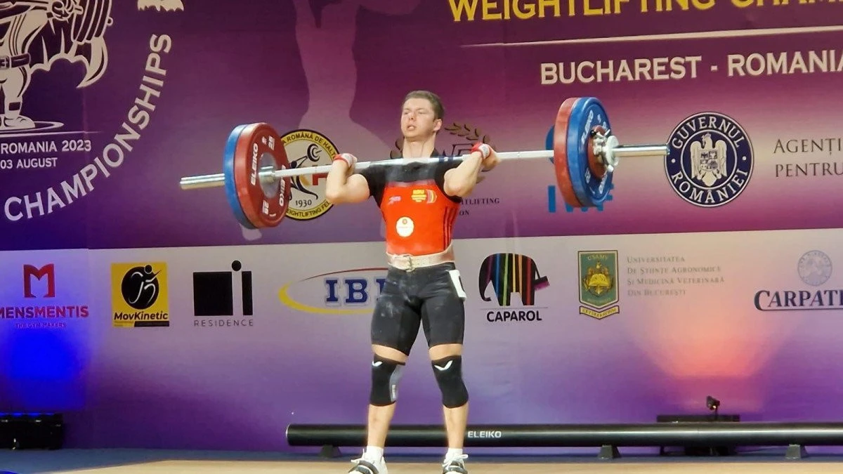 Juniorul Daniel Jigău a debutat cu trei recorduri personale la Europenele de haltere (FOTO)
