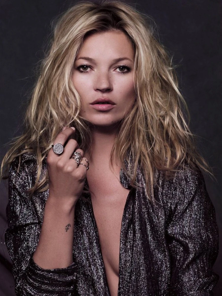 KATE MOSS, DIN NOU ÎN FAŢA ALTARULUI