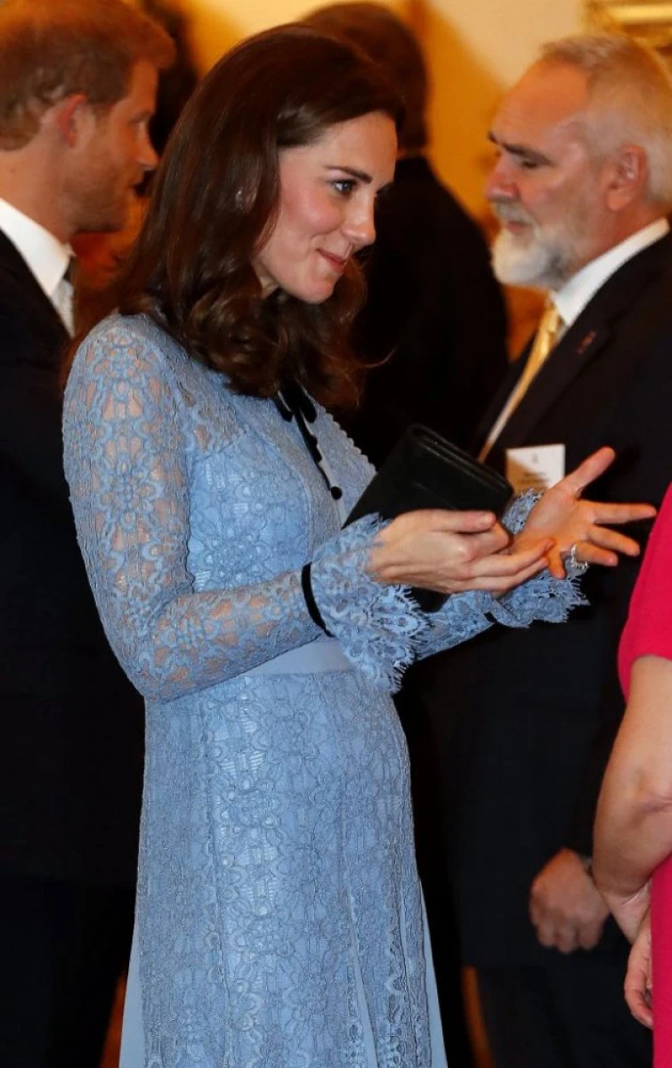 Kate și-a arătat burtica de gravidă