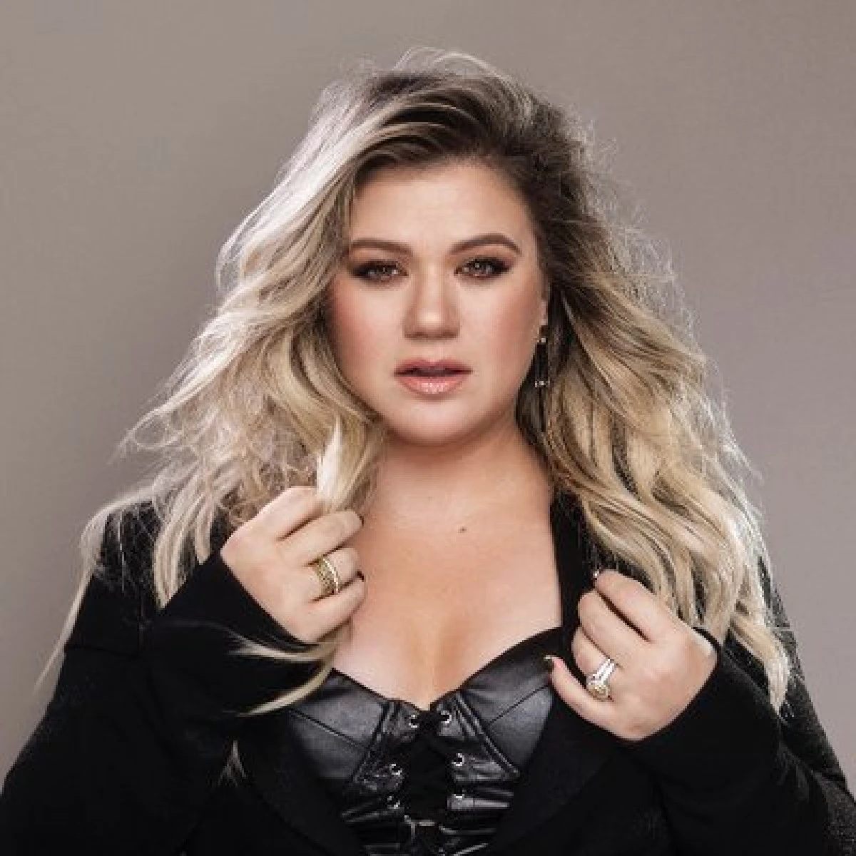 Kelly Clarkson a avut gânduri sinucigașe când a fost obligată să slăbească