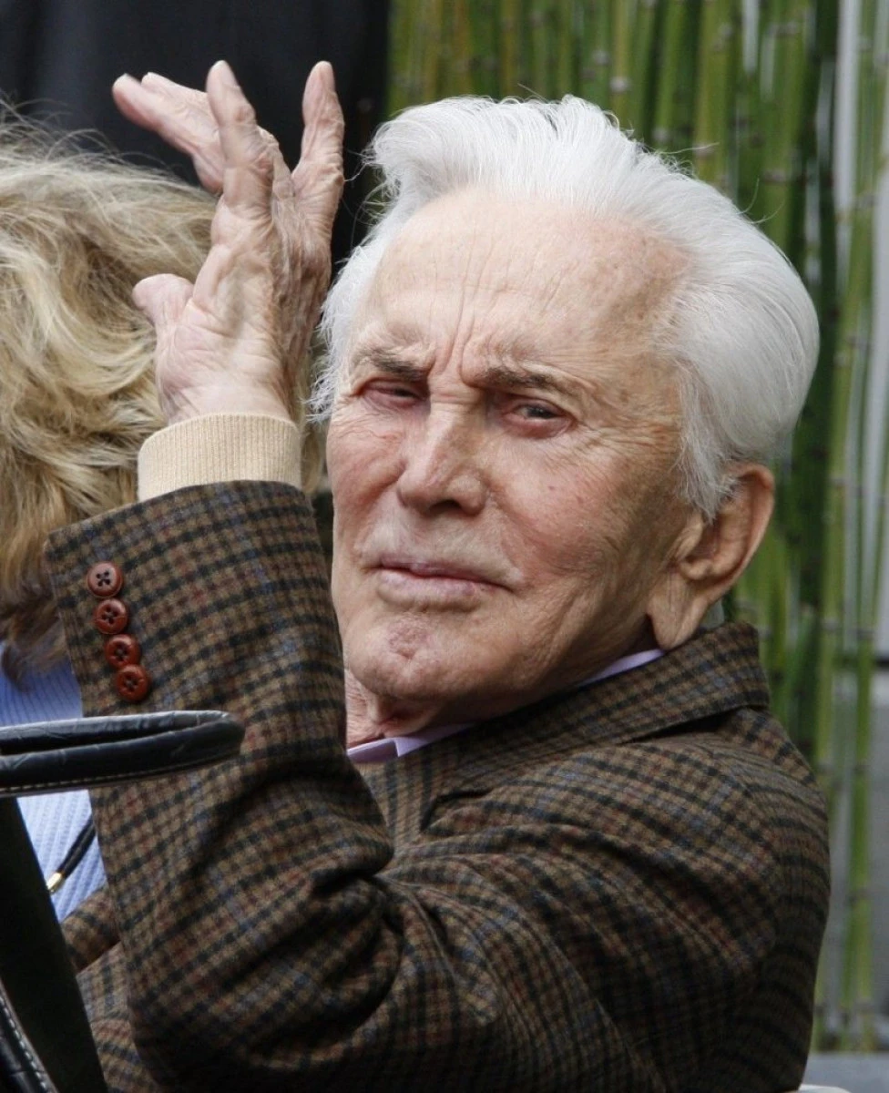Kirk Douglas este unul dintre cei mai longevivi actori, împlineste astăzi 100 de ani
