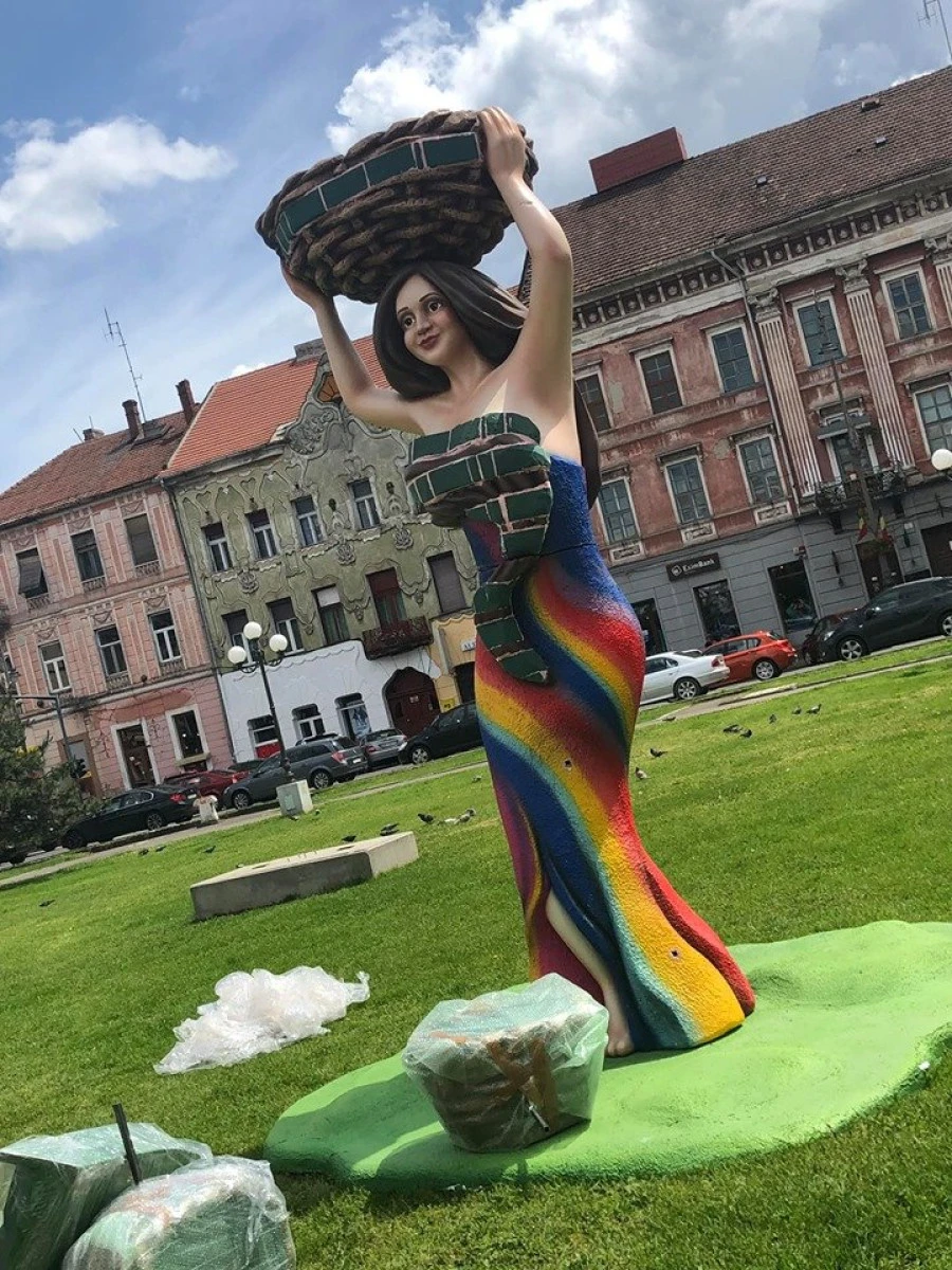 Kitsch-ul din Piața Avram Iancu ne costă 500.000 de lei. Nimic nu e prea scump pentru campania electorală