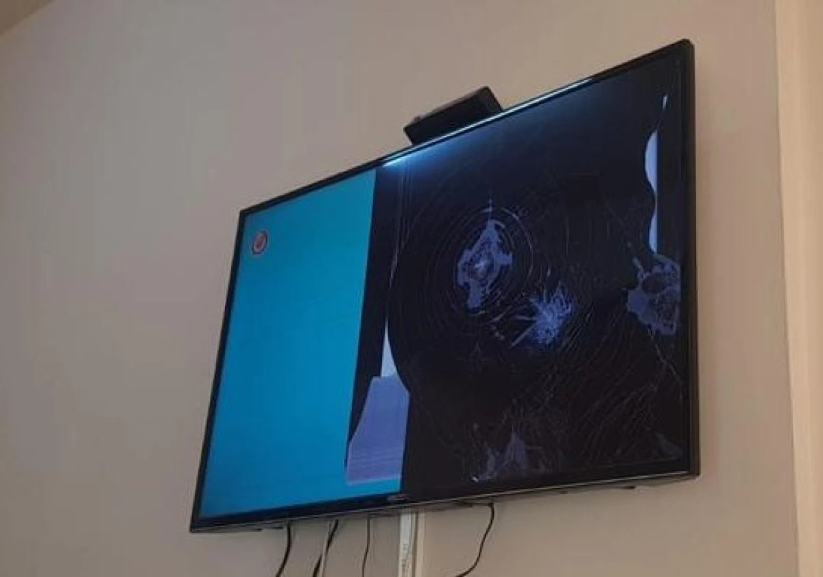 L-a supărat soția și a spart televizorul