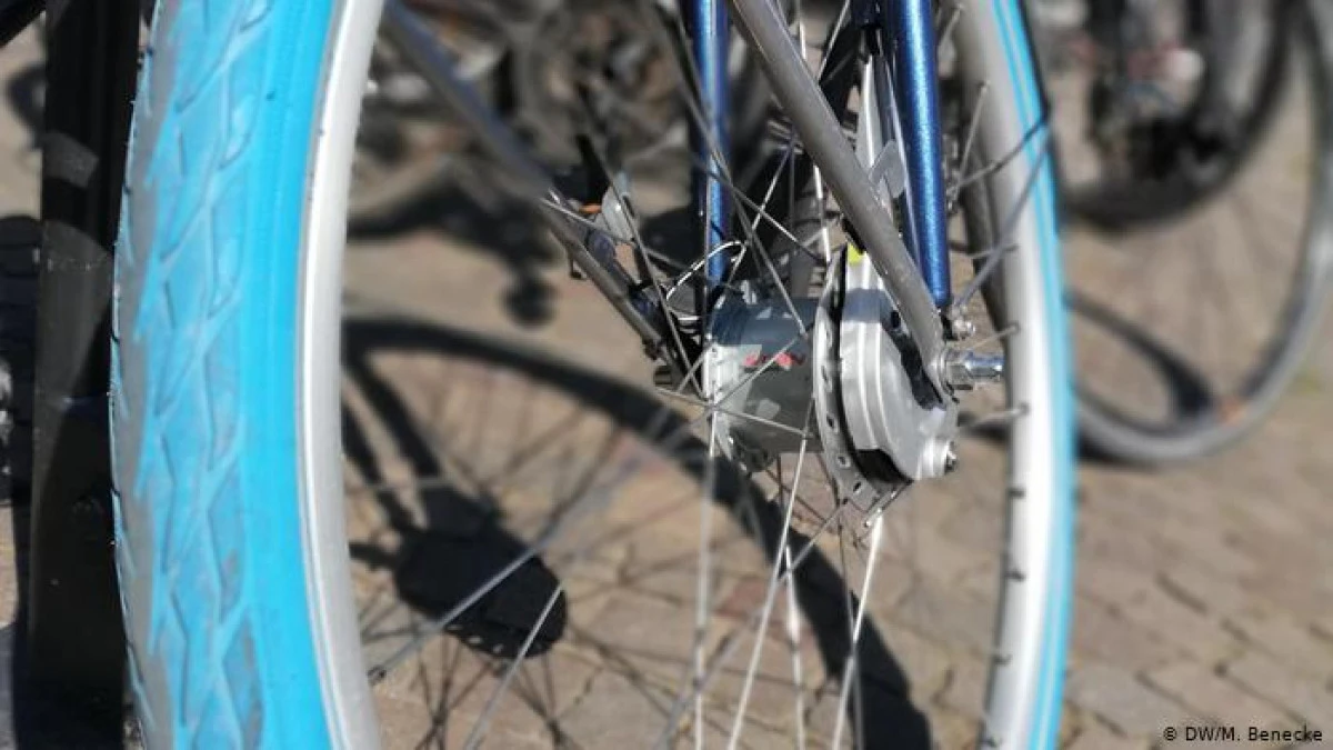 La 70 de ani, căra cu bicicleta obiecte furate dintr-o locuință