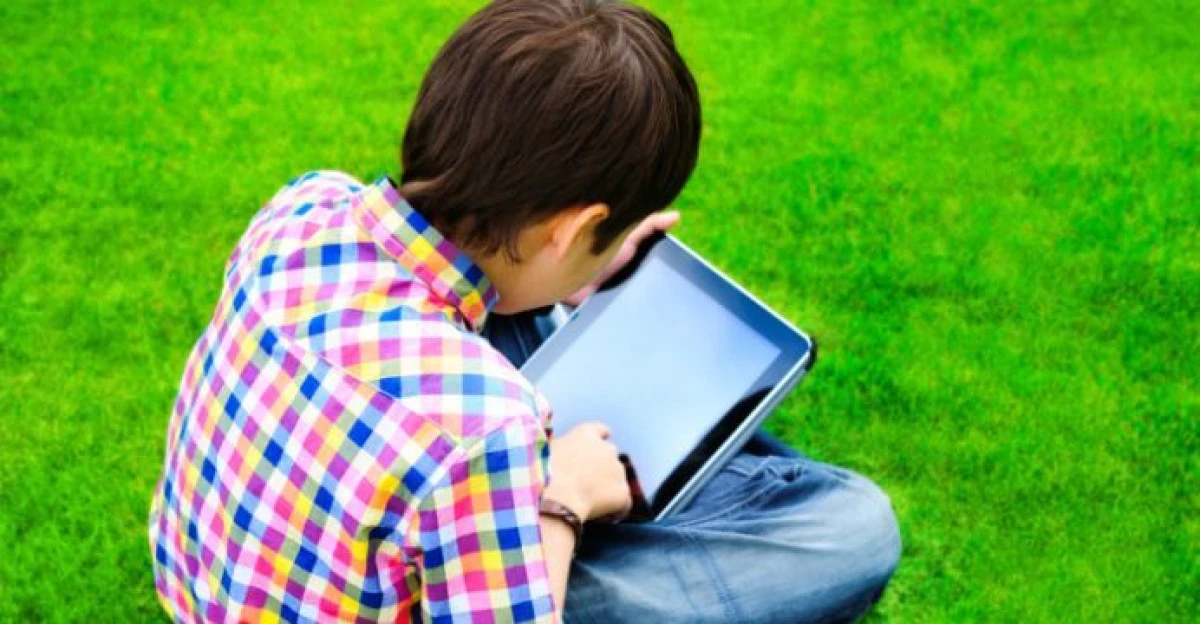 LA CE PERICOLE SUNT EXPUSI COPIII CARE FOLOSESC TABLETE SI MOBILE