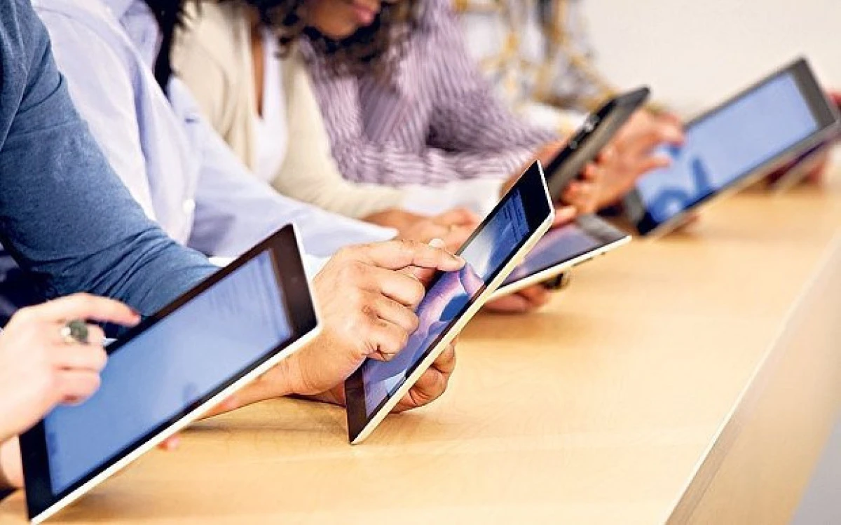 La trei săptămâni de la începerea școlii, achiziția tabletelor nu a fost finalizată
