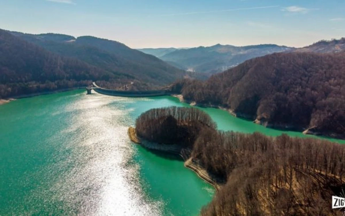 Lacul de la Paltinu, ”marea dintre munți” plină de smarald