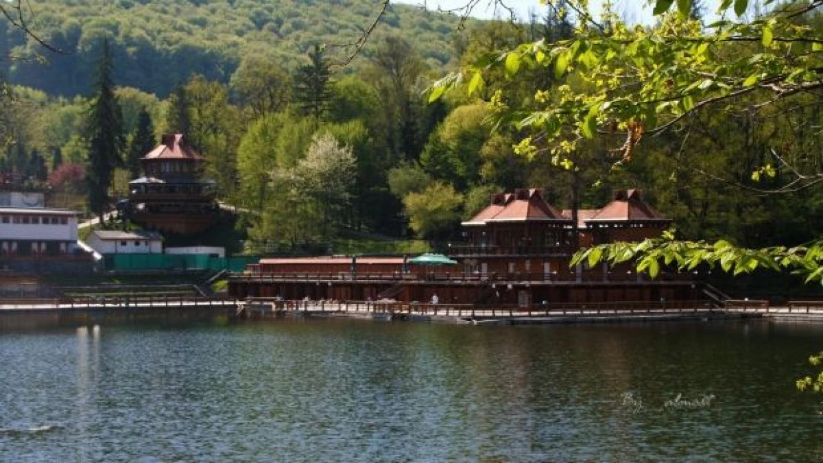 LACUL URSU DIN SOVATA, UN LAC CU TREI RECORDURI MONDIALE