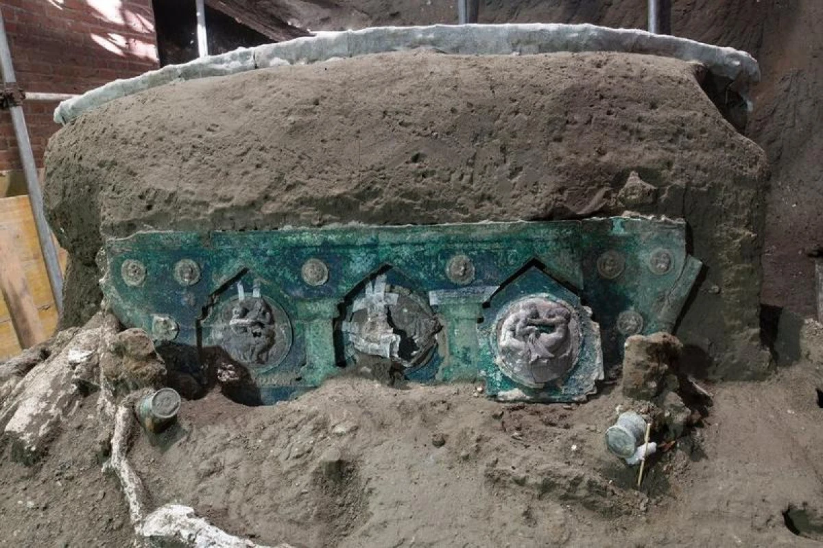 Lângă Pompei a fost descoperit un car roman de ceremonie aproape intact
