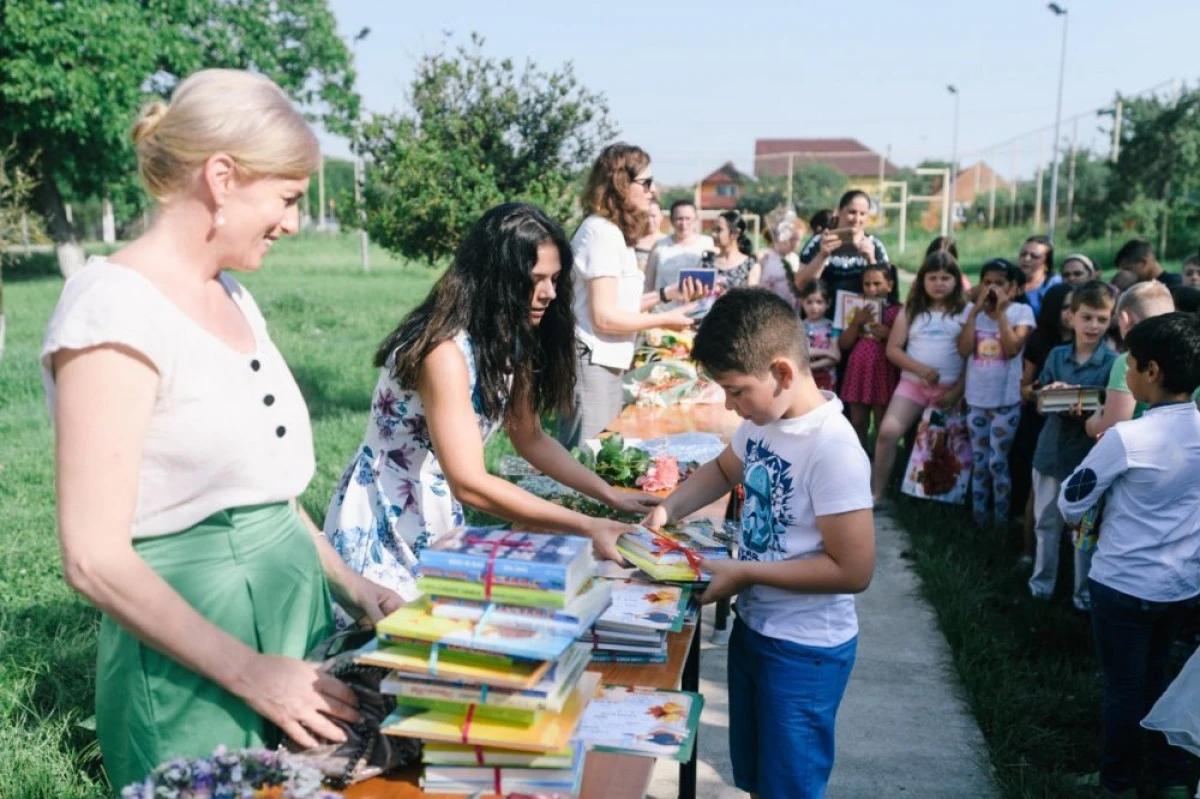 Lectura ne face mai buni. Premii în cărţi frumoase pentru toţi copiii din corpul B al Liceului Tehnologic Vinga