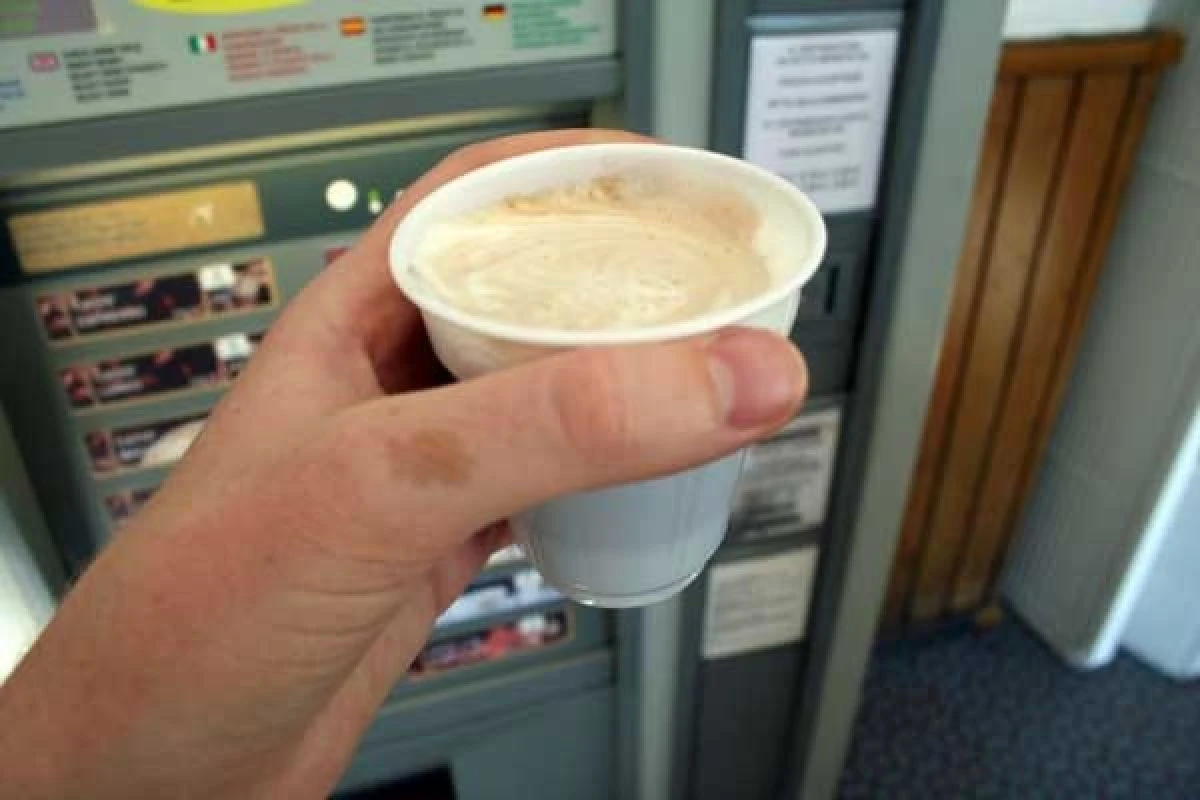 Legătura dintre cafeaua de la automat și pietrele la rinichi