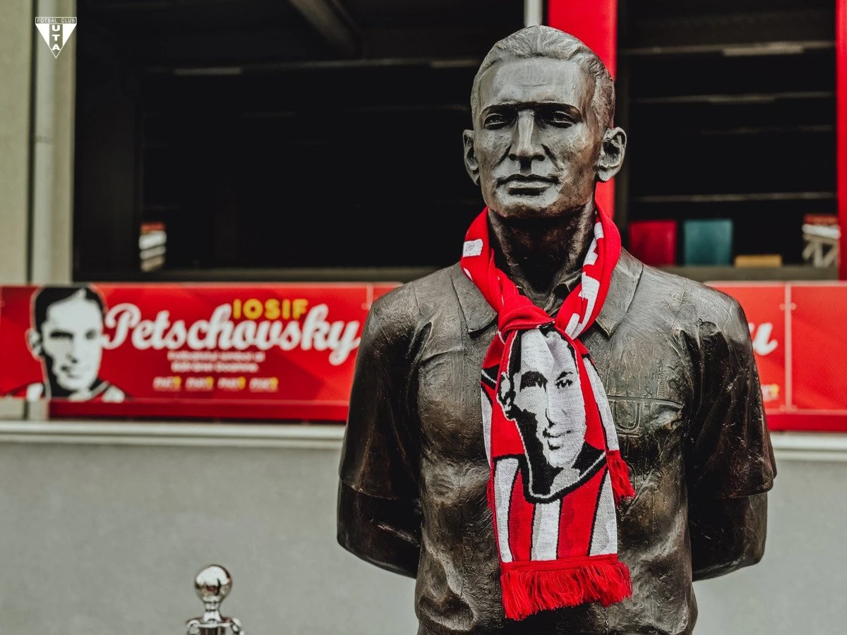 Legenda s-a întors acasă! Iosif Petschovschi are statuie în fața Arenei „Francisc Neuman” (FOTO)